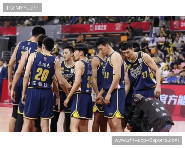 谁注意！广东1人被换下后，陈海涛冲着他微笑：打四川双塔靠你了